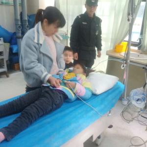 女童路边突然晕倒 咸安巡特警及时救助