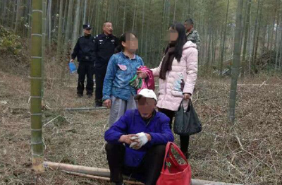 咸安七旬老人走失 赤壁警方暖心救助