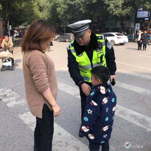 粗心家长丢了娃！咸安交警暖心帮助走失孩童寻回家人