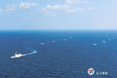 满满的安全感！海军为我8艘渔船护航