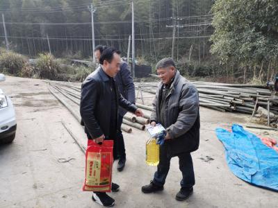咸安区司法局春节前慰问精准扶贫户