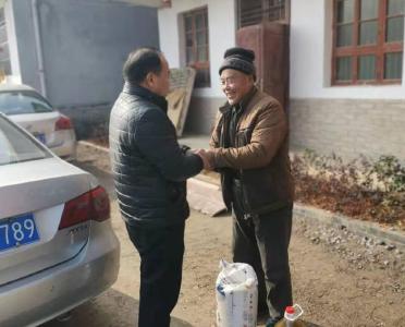 区科经局：把关怀送进贫困户心坎里