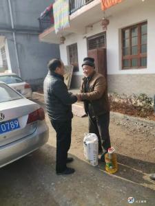 把关怀送进贫困户心坎里--区科经局开展扶贫走访慰问活动