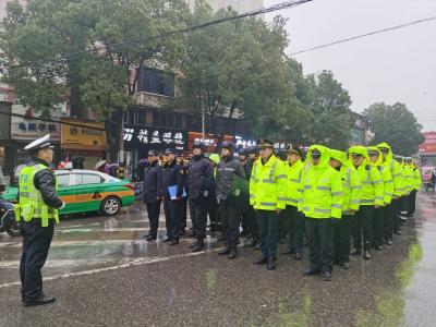 咸安城管、交警携手执法，向“麻木”说：禁行！