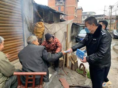 咸安民警向辖区居民分发医用口罩