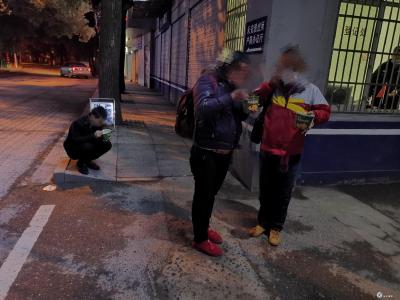 咸安民警暖心安置3名滞留人员