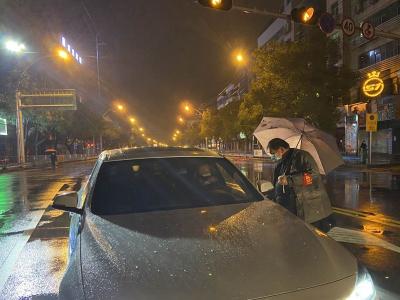 【亮身份践初心比作为】区税务局 ：雨夜中的“守路人”