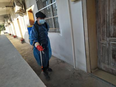 【亮身份践初心比作为】73岁退休党员干部背起消毒药桶助力一线战“疫”