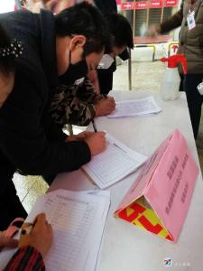 法院干警进商超，防控疫情显担当