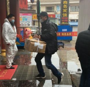 迎风雪  护物资