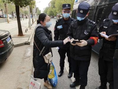 咸安警方今起加强街面巡防 无证私自外出者将接受训诫
