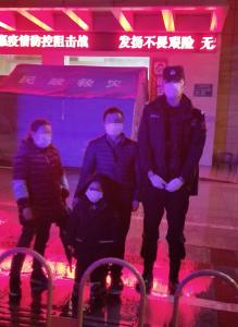 雨夜的守护：4岁幼童手臂不慎脱臼 咸安巡警及时救助