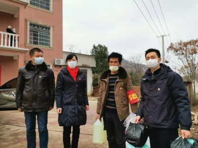咸安区医疗保障局驻村工作人员积极做好疫情防控工作