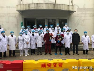 联手救治26天，咸安首例危重症患者出院