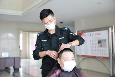 警营里的“理发室”