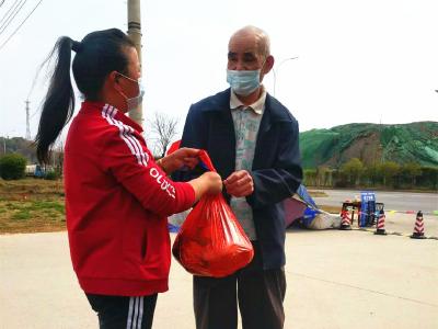 情系困难户  防疫送温暖