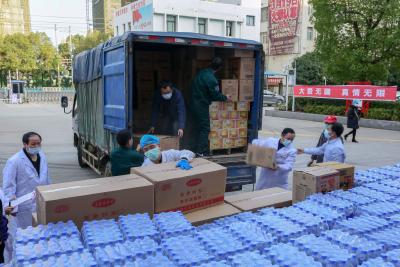 李文波、魏朝东慰问坚守一线医务人员