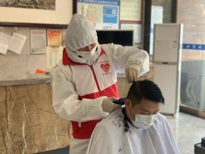暖心 25名滞留人员解决“头”上难题