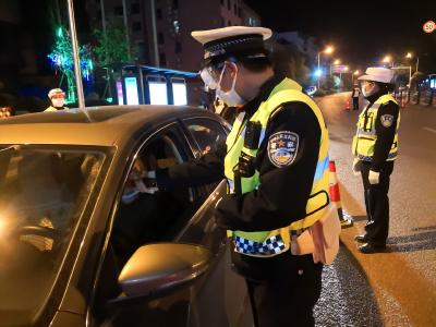 咸安交警严查酒驾醉驾 守护复工复产返岗平安路