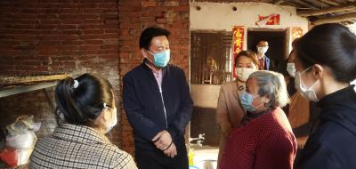 魏朝东走访慰问特困户家庭、留守儿童和留守老人