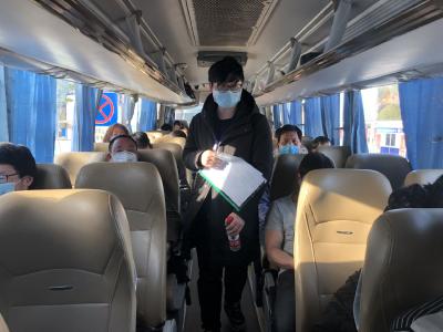 “爱心号专车”接在外滞留人员返咸返岗