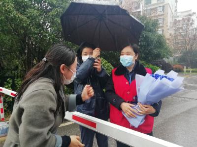 咸安：致敬！百束鲜花送给最美的“她”