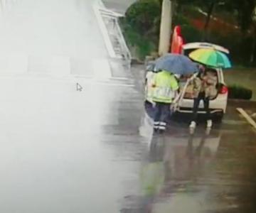 民警雨中执勤 群众送伞暖心