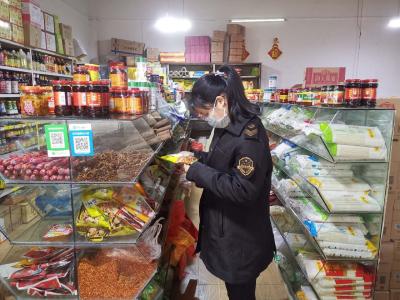 温泉市场监管所：双管齐下，全力做好疫情期间民生保障工作