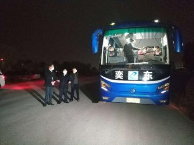 外出务工出行难 咸安人社包车送