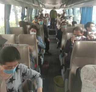区人社局护送省外务工人员返岗