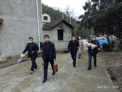 区退役军人事务局慰问因患新冠肺炎去世贫困户家属