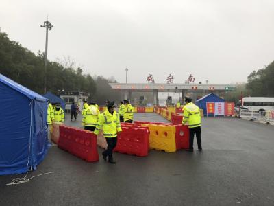 咸宁两个高速出入口今日解除封闭  实行管制通行