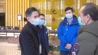 程朝阳慰问坚守一线医务人员