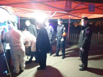 男子深夜突发急病 咸安民警连夜送治解忧