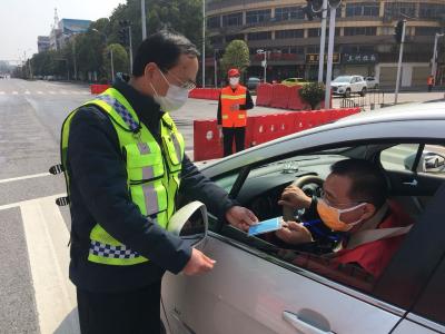 【亮身份践初心比作为】周立福：把好交通防疫关