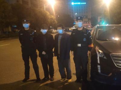 男子凌晨离家后走失 咸安特巡警及时救助