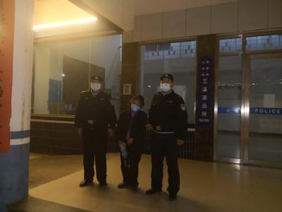 古稀老人回家难  热心民警来帮忙