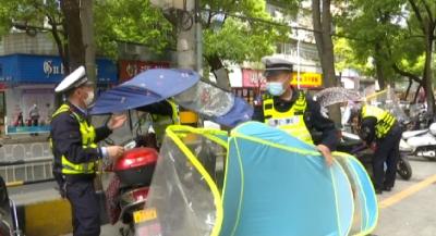 咸安交警全力助推市容市貌整治