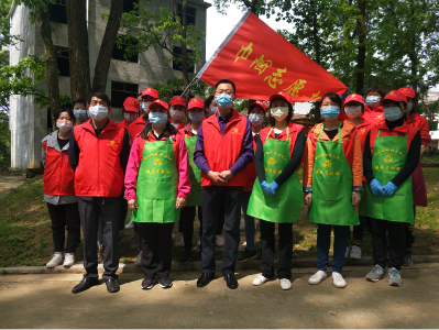 妇联开展主题党日暨村庄清洁活动
