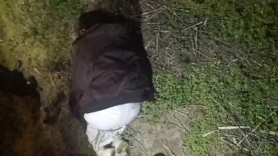 女子投河轻生 咸安民警合力救人
