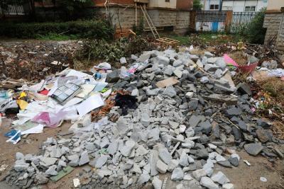 高空抛物危害多  “天降”垃圾要不得