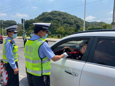咸安交警严查酒驾 为“两会”保驾护航