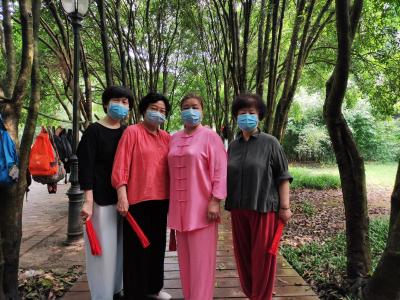 市民户外晨练忙 防疫健身两不误