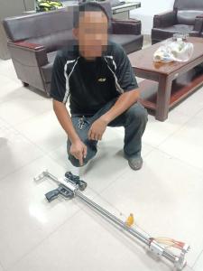 男子“手痒”玩弹弓  击碎居民家玻璃被行拘