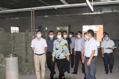 副市长谭海华调研咸安区纺织服装类企业