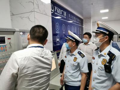 区消防救援大队开展“两会”期间消防安全集中夜查行动