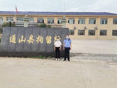 夫妻吵架气愤不已 妻子一怒之下竟放火烧家