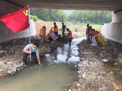 “清清”我的河 ——大幕乡80名青年志愿者开展清河行动
