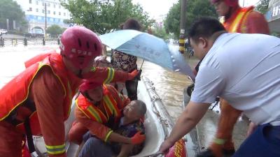 咸安区持续暴雨引发城市内涝  消防紧急救援被困群众