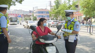 咸安交警开展“一盔一带”专项整治行动